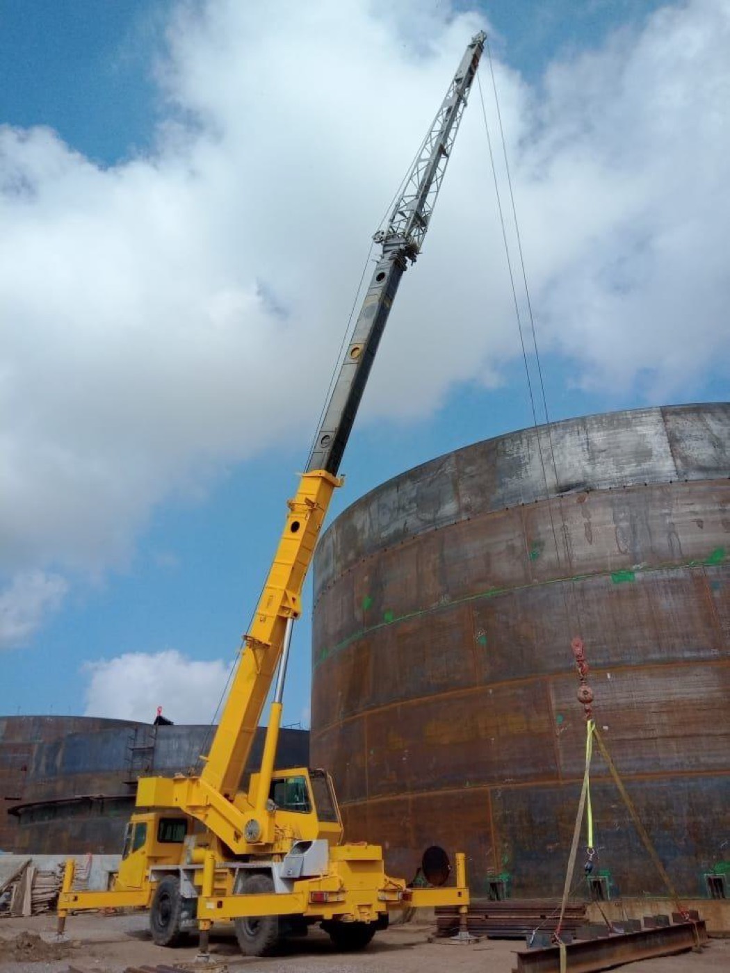Izaje de tanque industrial con grúa de gran tonelaje